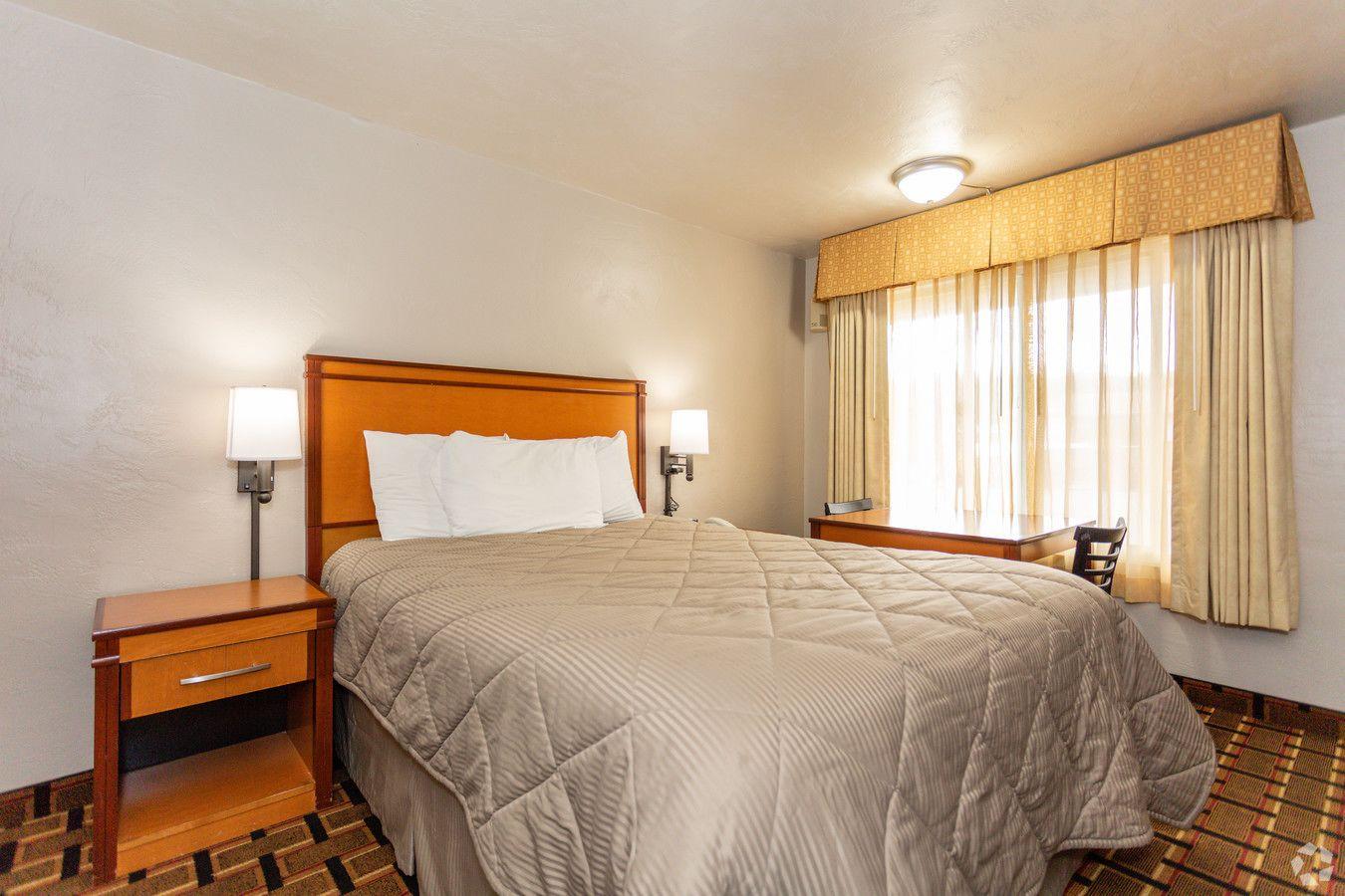 Queen Bed at Anchor Bay Inn By OYO Reedsport, photo 5
